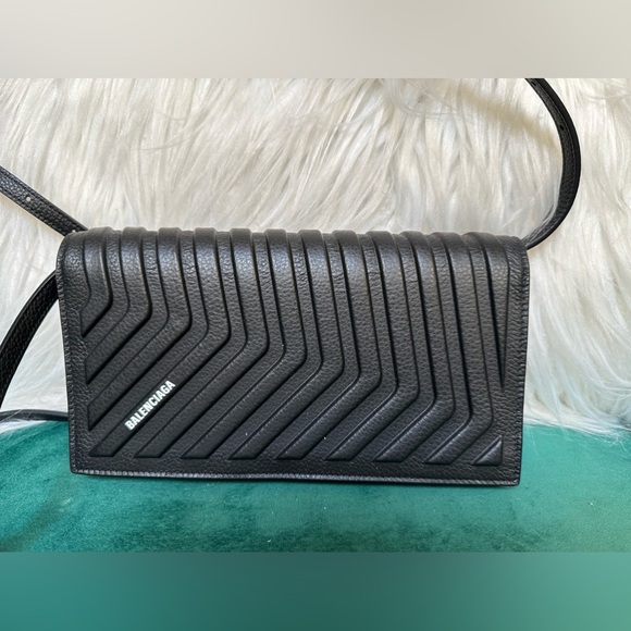 Authentic, Excellent Condition, Dust Bag - Picture 3 of 4